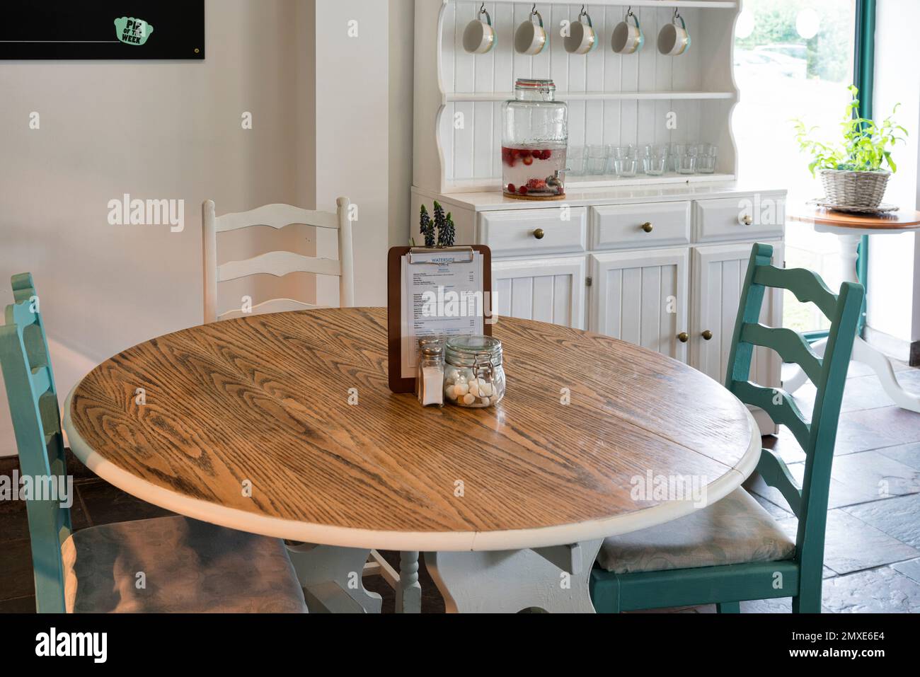 Helles und luftiges Café mit Holztisch Stockfoto