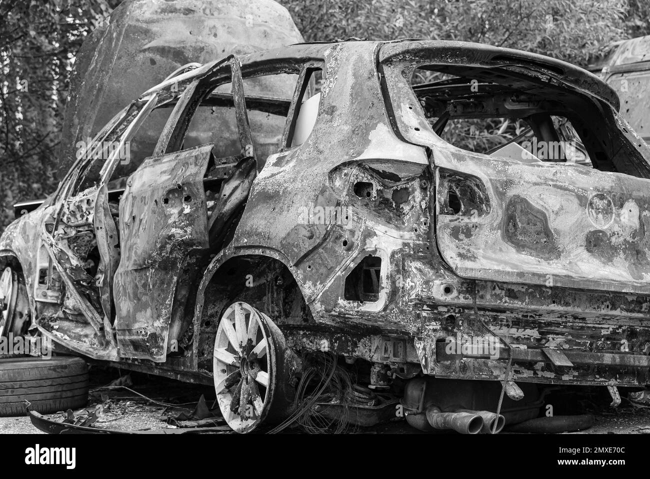 Krieg in der Ukraine: Eine Müllhalde mit Schusswaffen und verbrannten Autos in Irpin, Bezirk Bucha Stockfoto