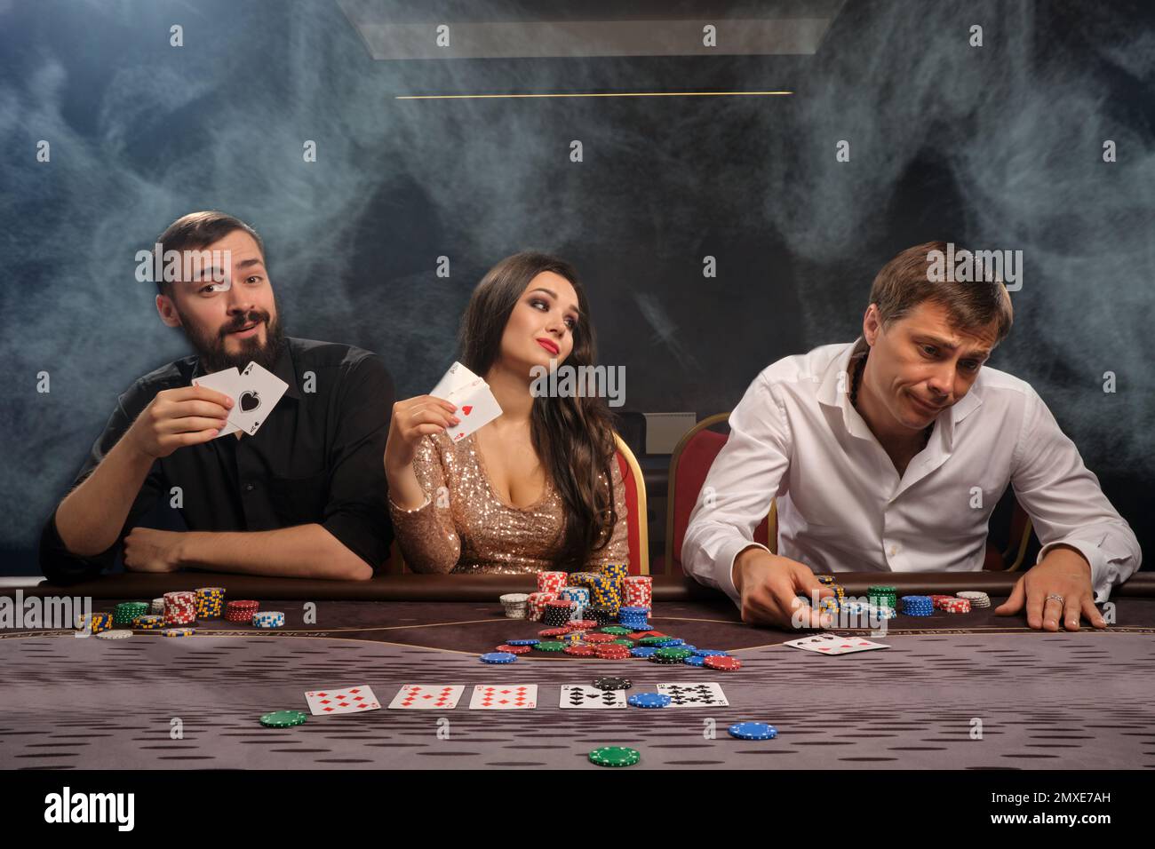 Eine Gruppe junger reicher Freunde spielt Poker im Casino. Stockfoto