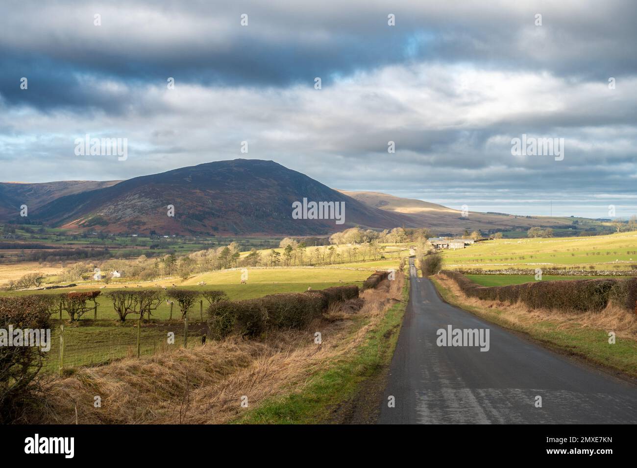 Straße in Richtung Mungrisdale und Mosedale von Eycott Hill Carrock fiel im Hintergrund, Lake District National Park, Cumbria, England, Großbritannien Stockfoto