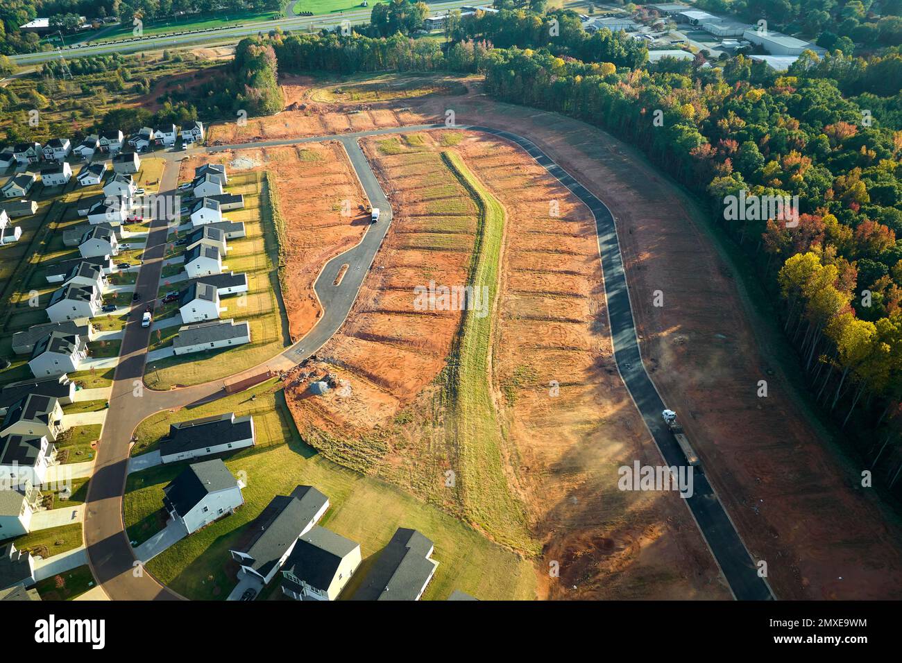 Immobilienentwicklung mit dicht gelegenen Familienhäusern, die im Vorstadtbereich von South Carolina gebaut werden. Konzept wachsender amerikanischer Vororte. Stockfoto