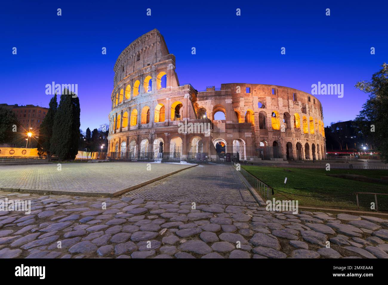 Das Kolosseum in Rom, Italien, zur blauen Stunde. Stockfoto