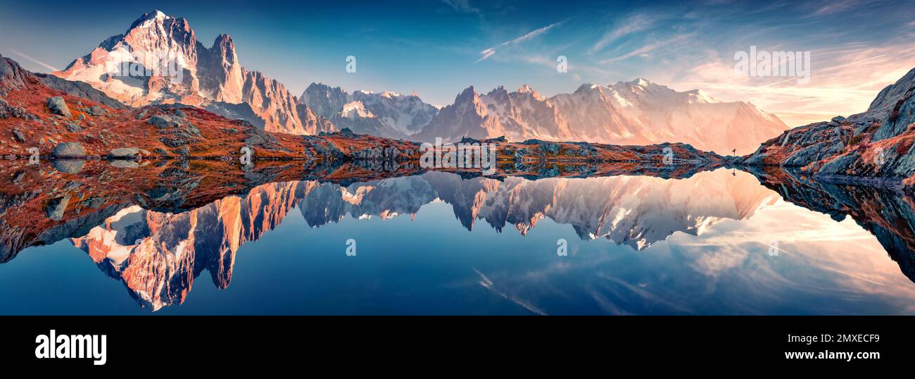 Panoramablick im Herbst auf den Cheserys See mit Mount Blank im Hintergrund, Lage in Chamonix. Spektakuläre Outdoor-Szene des Vallon de Berard Naturschutzgebiets Stockfoto