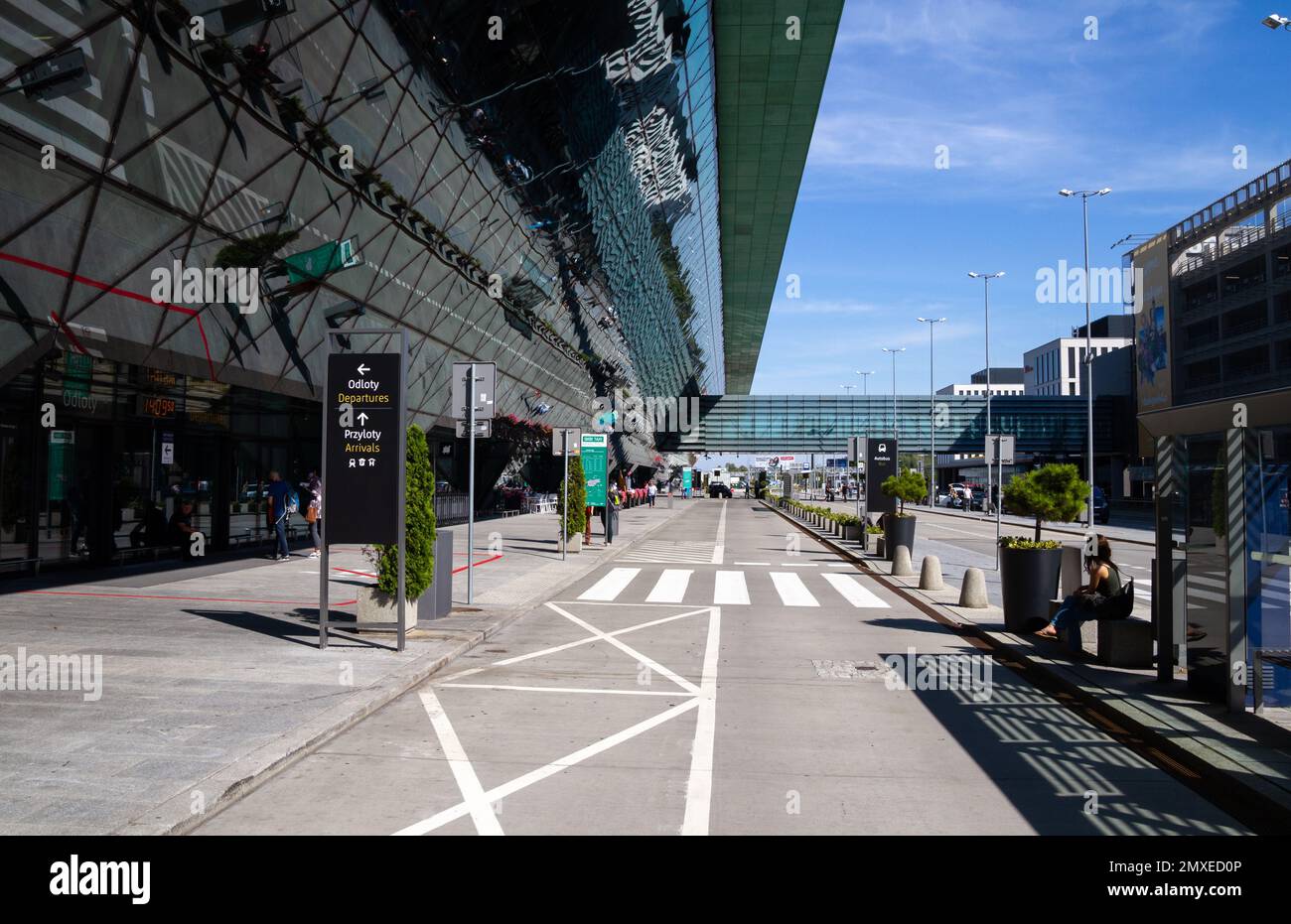 John Paul II Kraków Balice International Airport, einer der verkehrsreichsten Flughäfen in Polen. Moderne Glasfassade des Passagierterminals von Krakau. Stockfoto