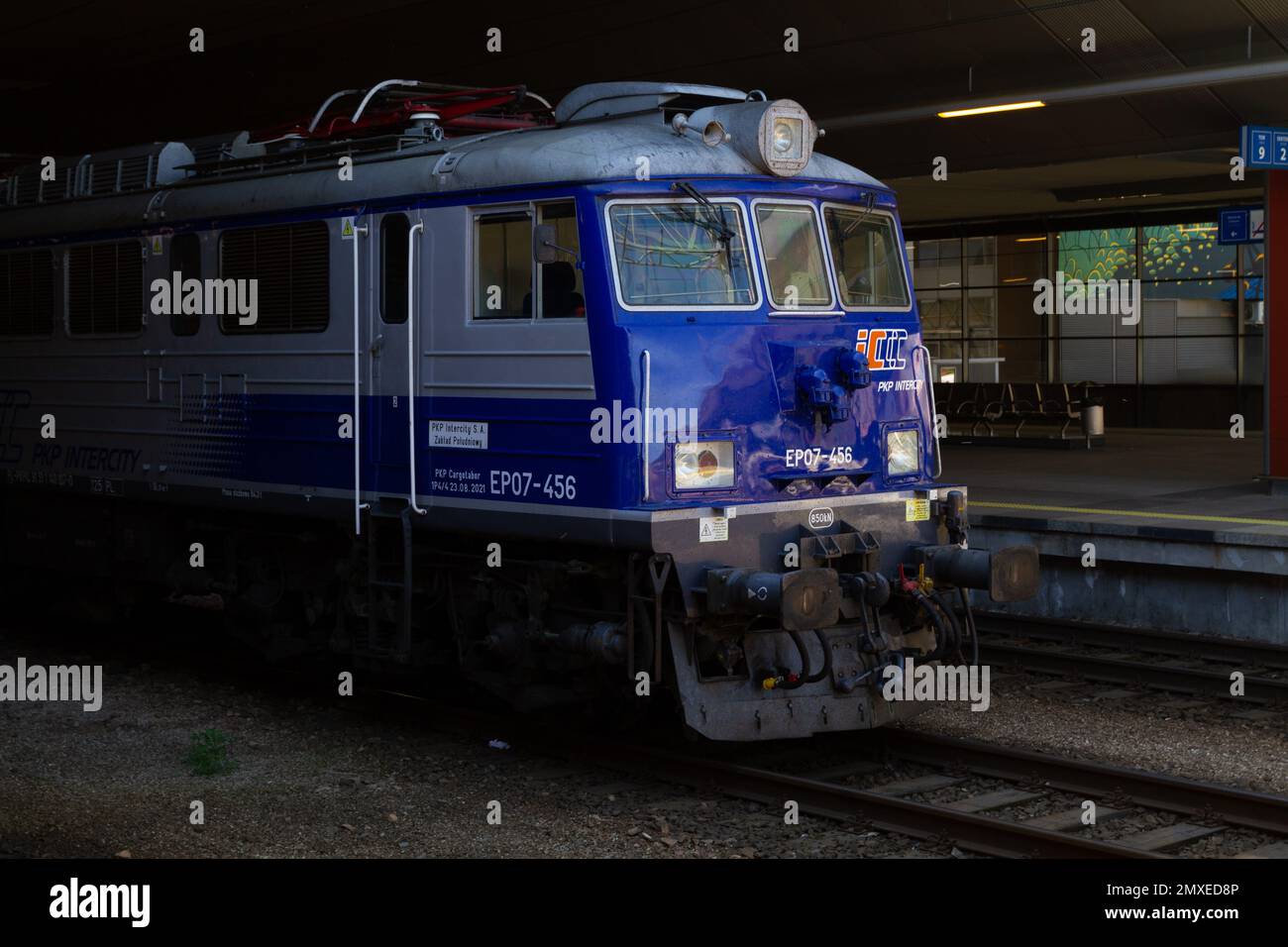 PKP Intercity EP07 Lokomotive. Polnischer staatlicher Personenfernexpress-Zug am Hauptbahnhof Kraków Główny in Krakau, Polen. Stockfoto
