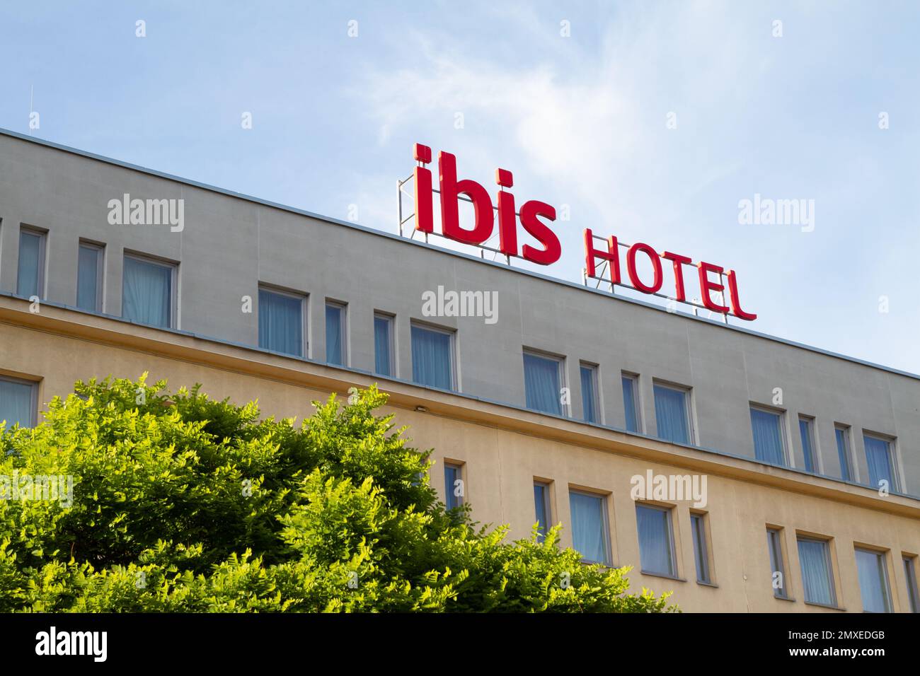 Ibis Kraków Stare Miasto. 3-Sterne-Hotel in der Altstadt von Krakau, Polen. Französisches Hotelkettenschild mit Firmenlogo. Stockfoto