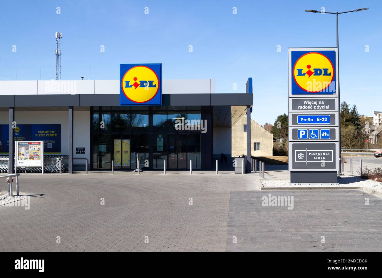 Lidl-Shop-Eingang mit Markenlogo-Schild. Deutsche internationale Discountmarkt-Einzelhandelskette. Lebensmittelgeschäft, Schild mit Einkaufszentrum. Stockfoto