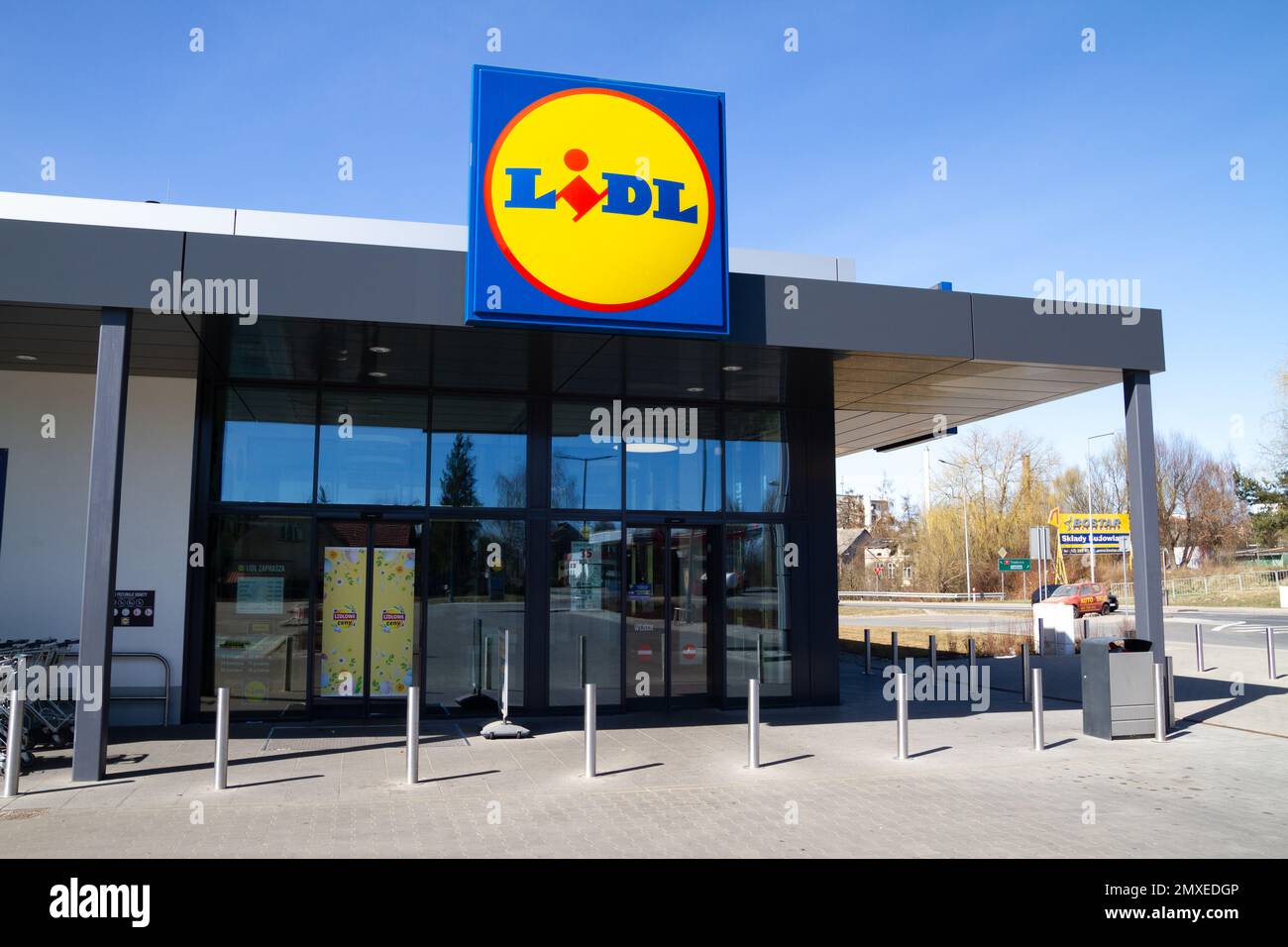 Lidl-Shop-Eingang mit Markenlogo-Schild. Deutsche internationale Discountmarkt-Einzelhandelskette. Lebensmittelgeschäft, Schild mit Einkaufszentrum. Stockfoto