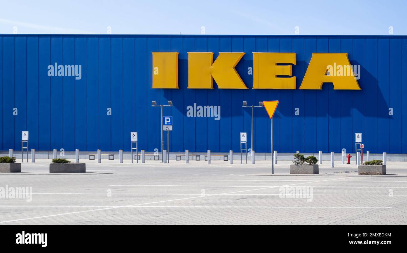 IKEA Store Kraków. Wohneinrichtung Einzelhandel. Außenansicht mit Markenlogo, schwedisches multinationales Firmenlogo in Krakau, Polen. Stockfoto