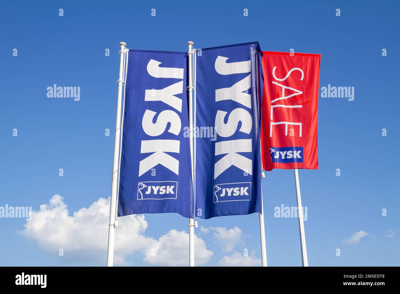 JYSK Verkaufsflaggen mit Logo-Schild. Einrichtungsgeschäft, Schild mit Markenlogo der dänischen Handelskette. Stockfoto