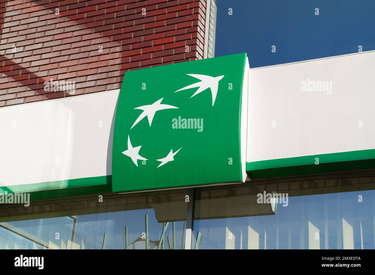 BNP Paribas Bank Logo-Schild. Banque Nationale de Paris, französisches Bank- und Finanzdienstleistungsunternehmen, Schild für Zweigstellengebäude. Stockfoto