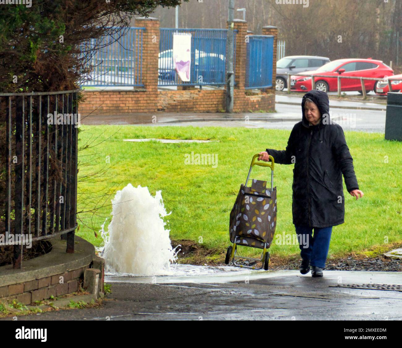 Glasgow, Schottland, Vereinigtes Königreich 3. Februar 2023. Feuerhydranten, die von Vandalen angegriffen werden, die Wasser aus einem Leck in der drumchapel gießen lassen, während schottisches Wasser versucht, es einzudämmen. Credit Gerard Ferry/Alamy Live News Stockfoto