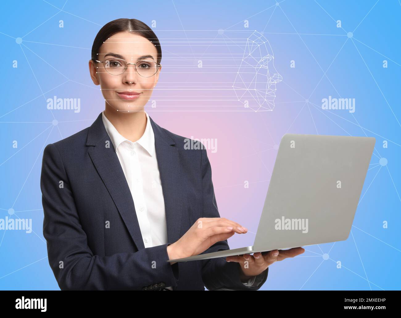 Gesichtserkennungssystem. Frau, die ein Notebook mit farbigem Hintergrund verwendet Stockfoto