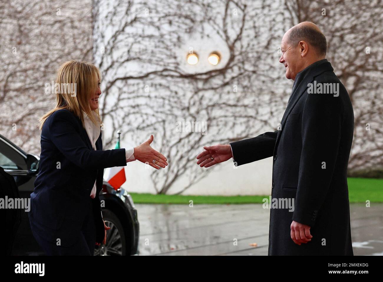 Bundeskanzler Olaf Scholz begrüßt den italienischen Premierminister