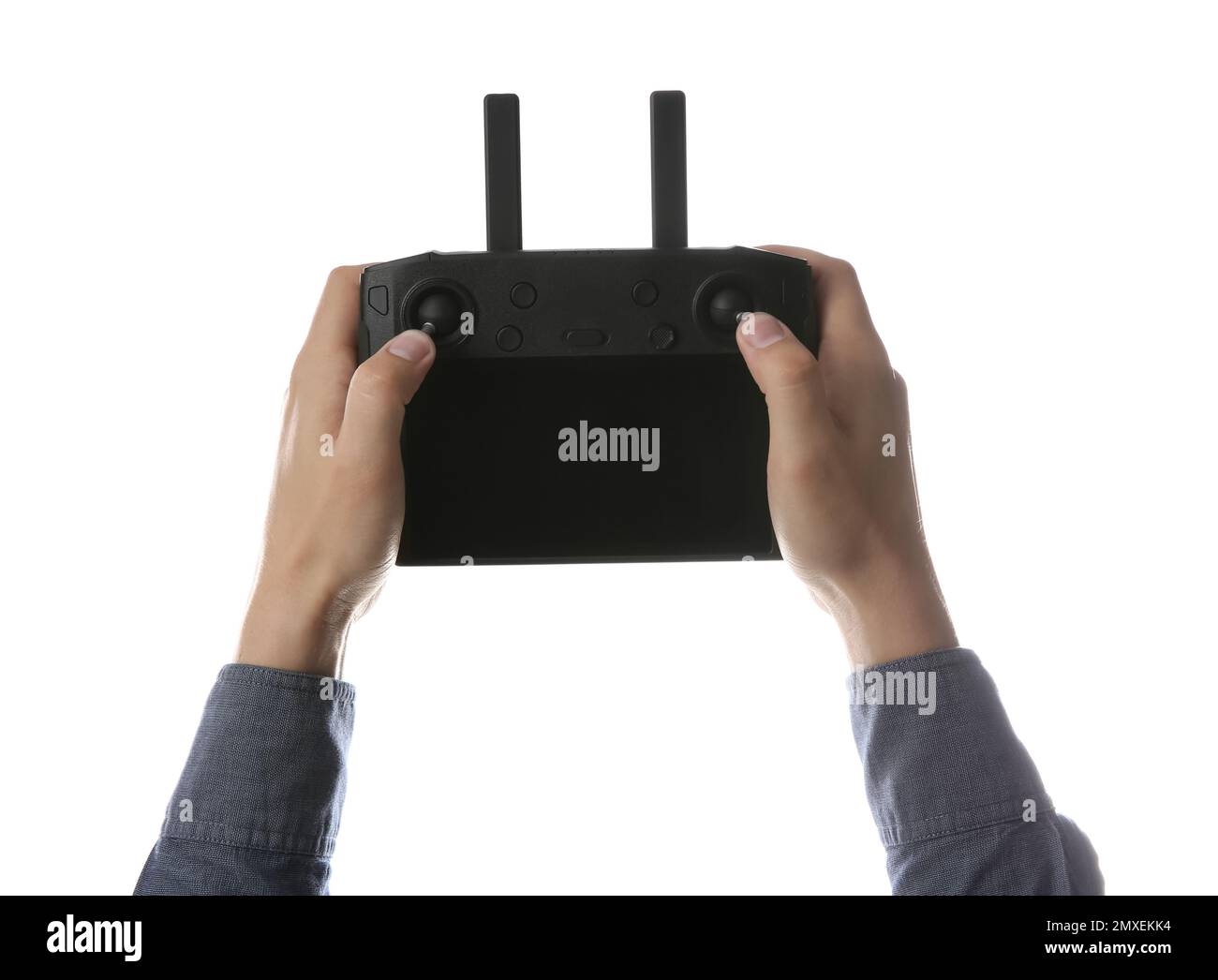 Ein Mann, der einen modernen Drohnen-Controller auf weißem Hintergrund hält, Nahaufnahme der Hände Stockfoto