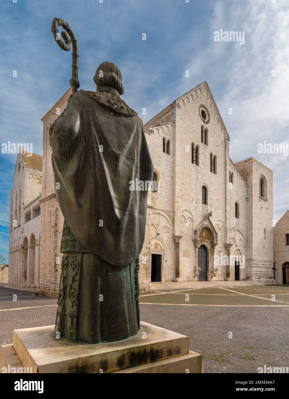BARI, ITALIEN - 3. MÄRZ 2022: Bronzestatue des Hl. Nikolaus von Bari vor der Basilika San Nicola von Surab Zereteli (2002). Stockfoto