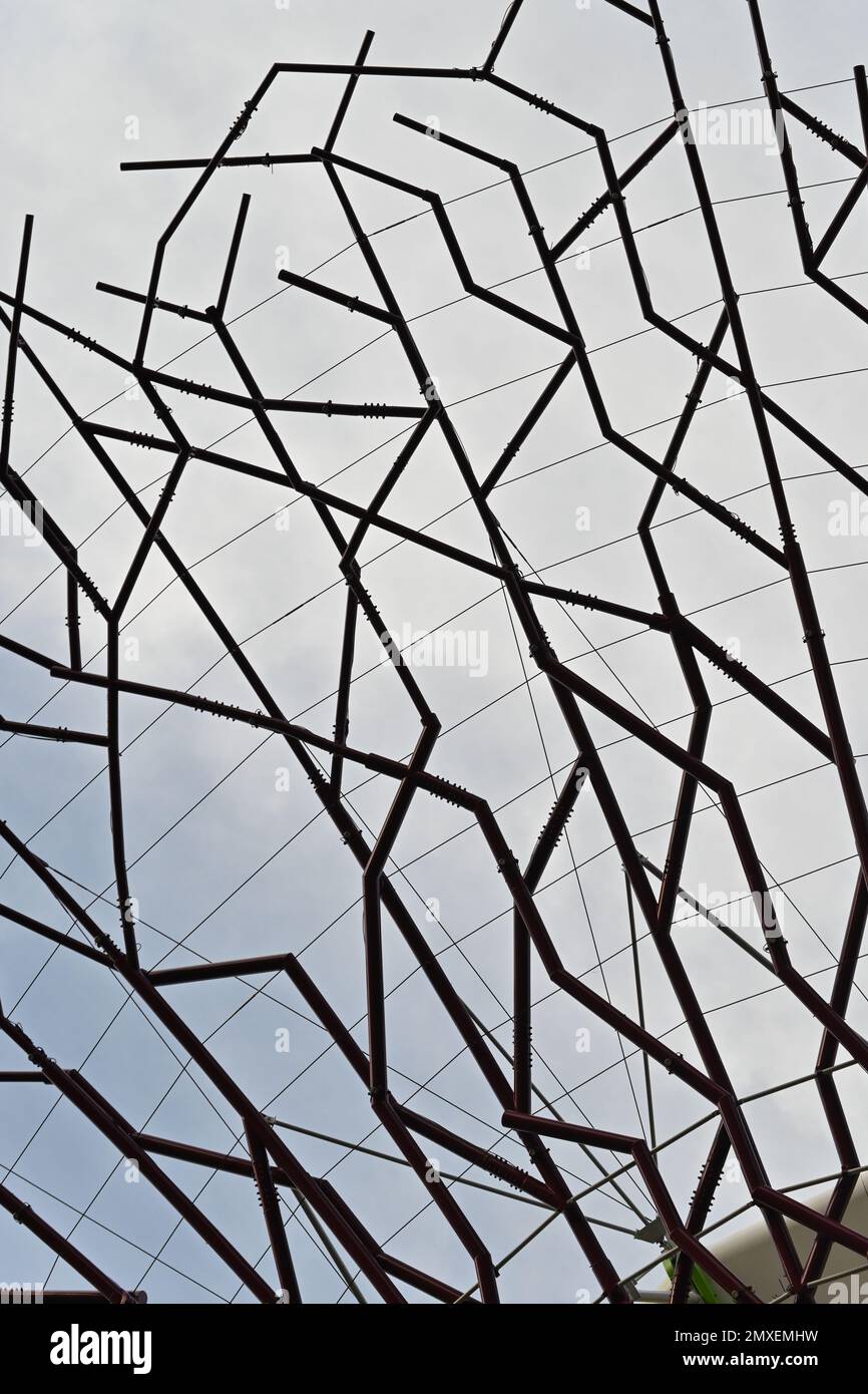 Detaildarstellung der Struktur von Supertree Grove, einer baumähnlichen Struktur, die eine Vielzahl von Funktionen erfüllt, einschließlich Pflanzen und Schattieren in Gärten Stockfoto