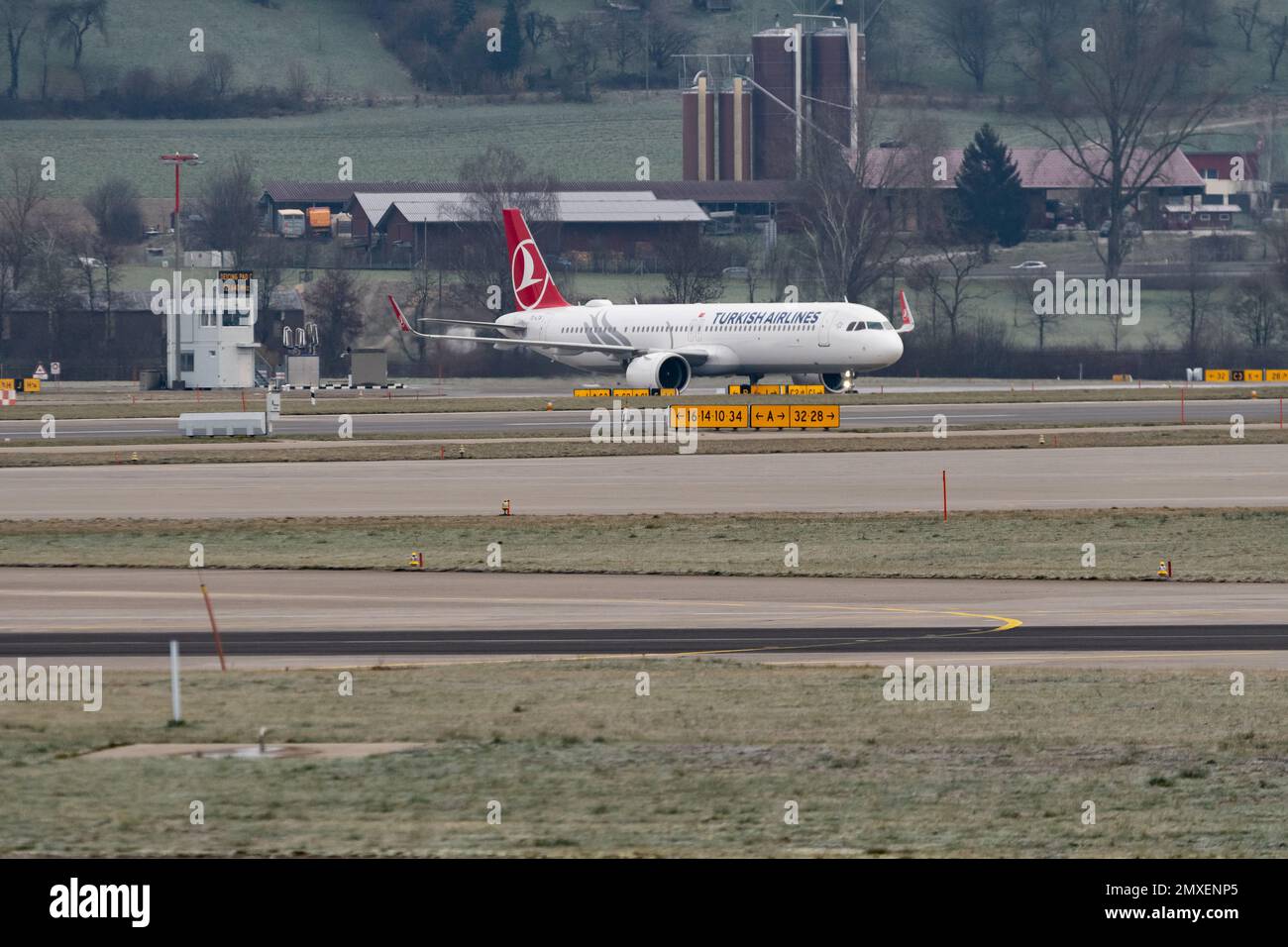 Zürich, Schweiz, 20. Januar 2023 Turkish Airlines Airbus A321-271NX Neo fährt zu seiner Position Stockfoto