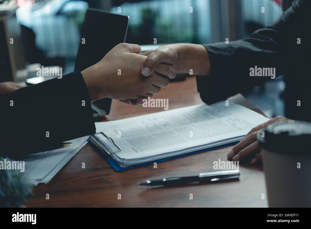 Geschäftsleute-Partnerschaft erfolgreich nach Vertragsverhandlungen. Connection Deal-Konzept. Stockfoto