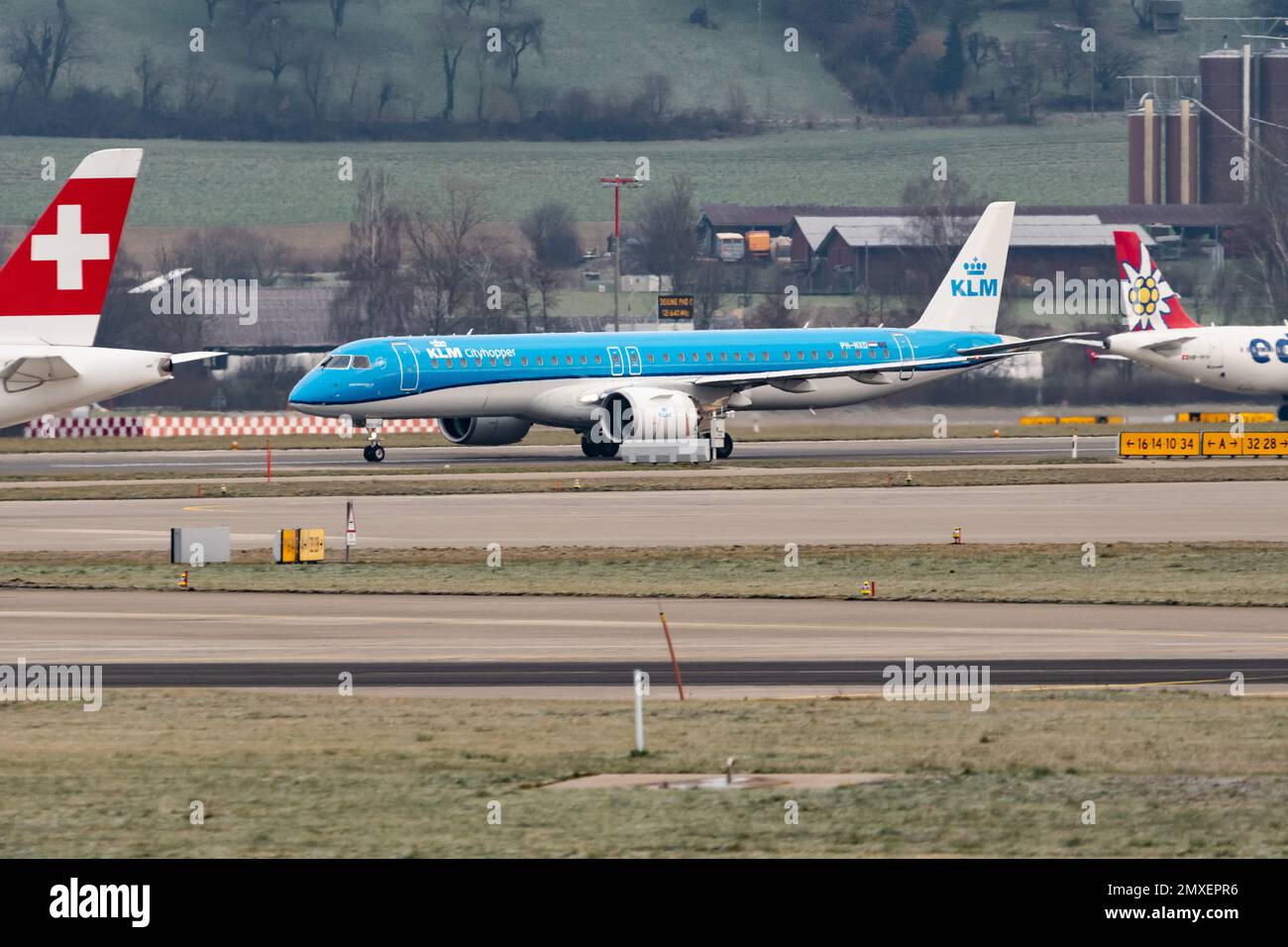 Zürich, Schweiz, 20. Januar 2023 KLM Royal Dutch Airlines Embraer E195-E2-Flugzeuge Rollen zu ihrer Position Stockfoto