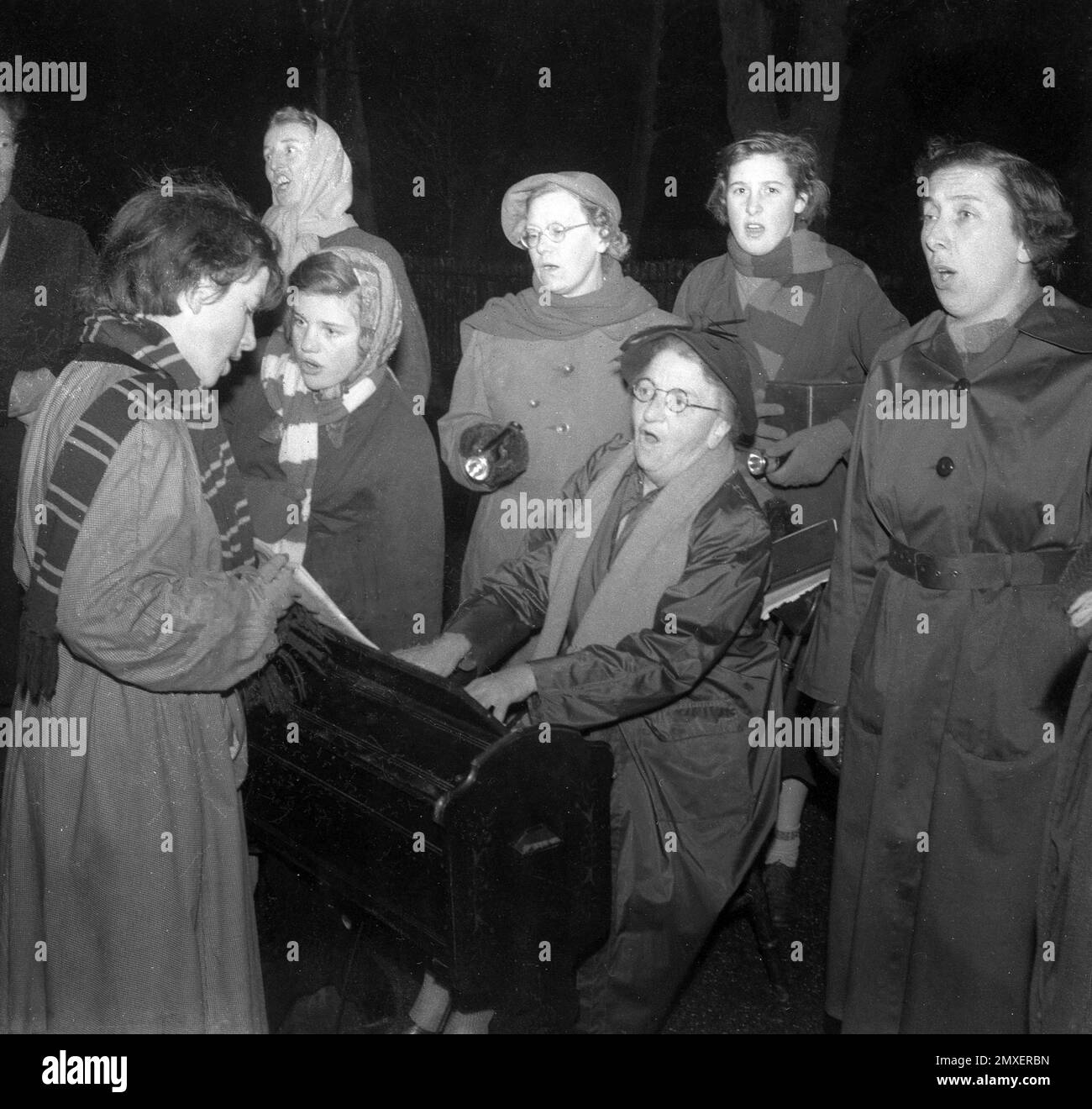 Draußen weihnachtslieder singen SchwarzweißStockfotos und bilder Alamy