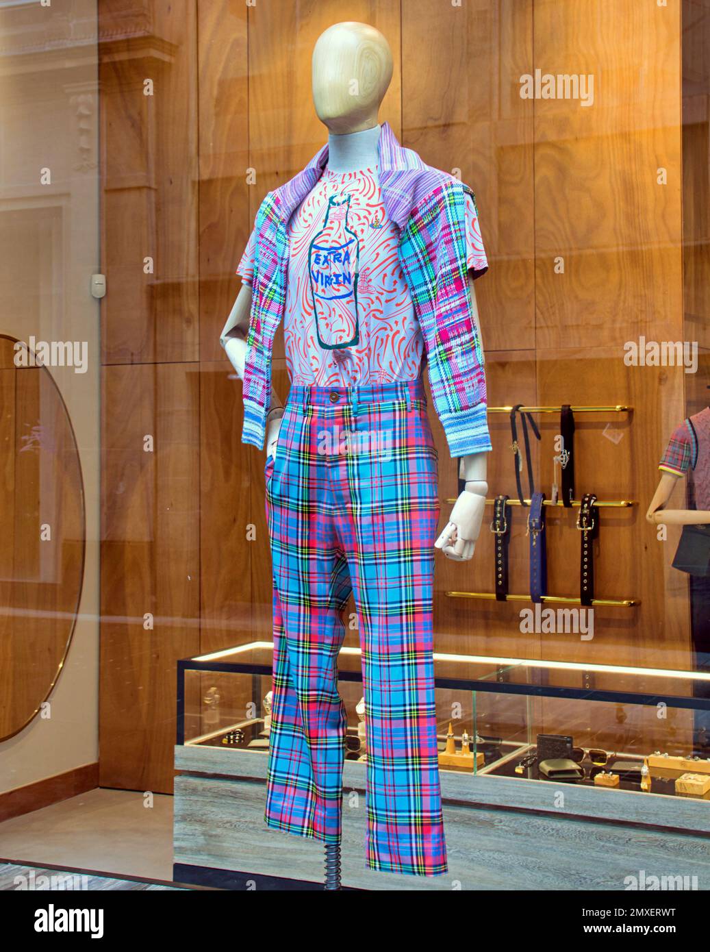 Das extra jungfräuliche T-Shirt Vivienne Westwood entwirft die legendäre Mode Glasgow, Schottland, Großbritannien Stockfoto