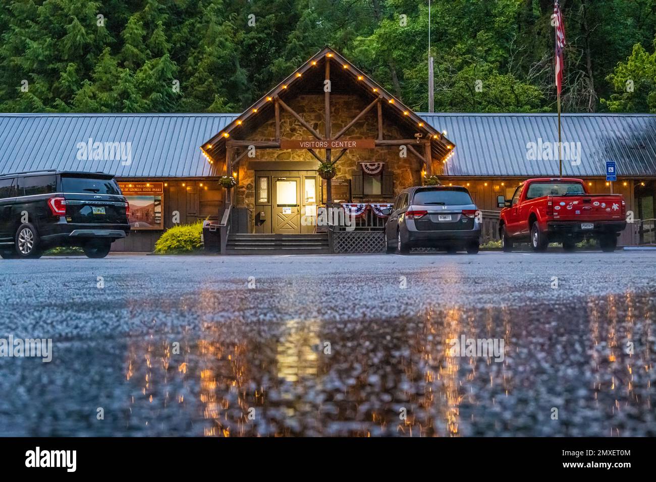 Ein regnerischer Sommerabend im Visitors Center im Vogel State Park, einem wunderschönen Rückzugsort in den Blue Ridge Mountains von Georgia in der Nähe von Blairsville. Stockfoto