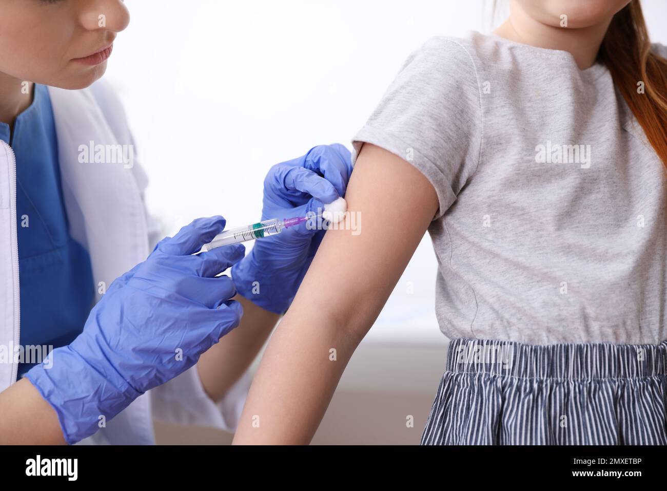 Kleines Mädchen, das Windpockenimpfung in der Klinik erhält, Nahaufnahme. Varizellenvirusprophylaxe Stockfoto