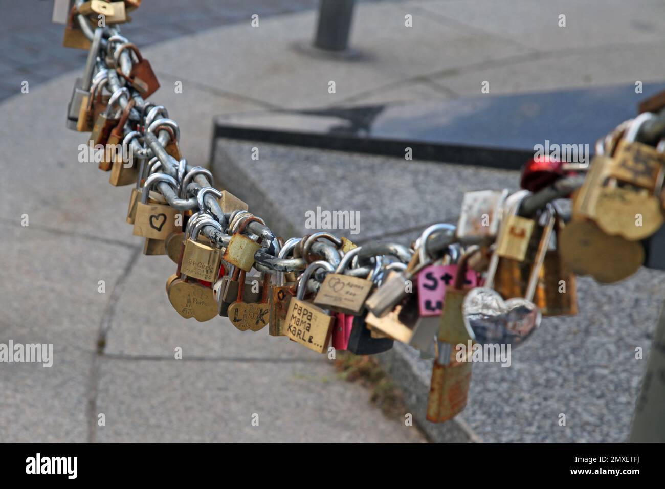 Liebesschlösser auf Kettenglied von Flame of Liberty, Place de l'Alma, Paris, Frankreich Stockfoto