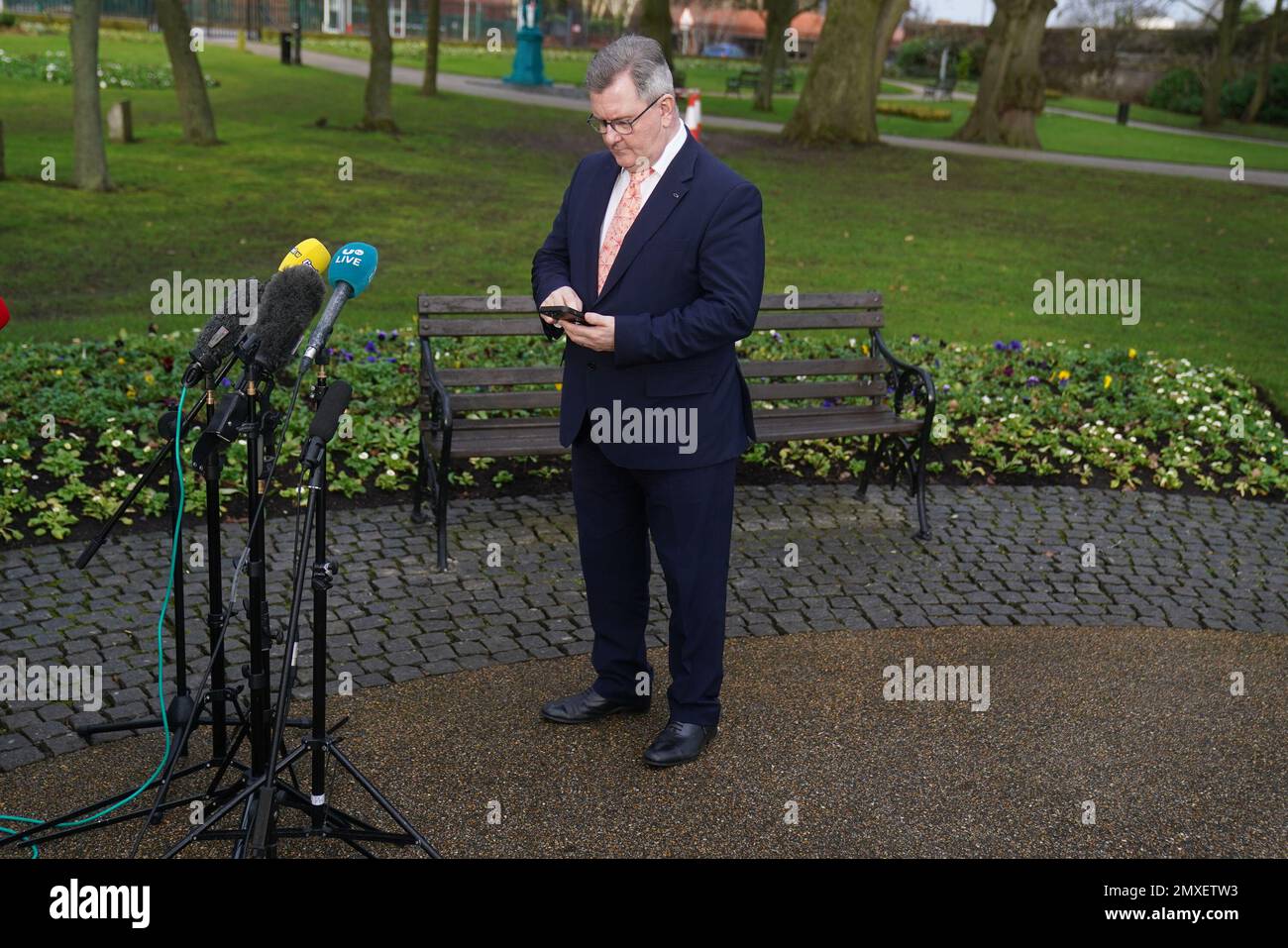 DUPFührer Sir Jeffrey Donaldson überprüft sein Handy, bevor er nach