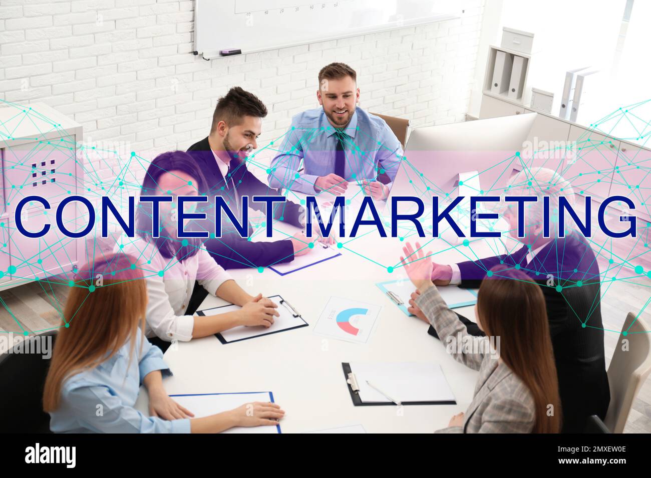 Content-Marketing-Strategie. Team von Profis, die am Tisch im Büro zusammenarbeiten Stockfoto