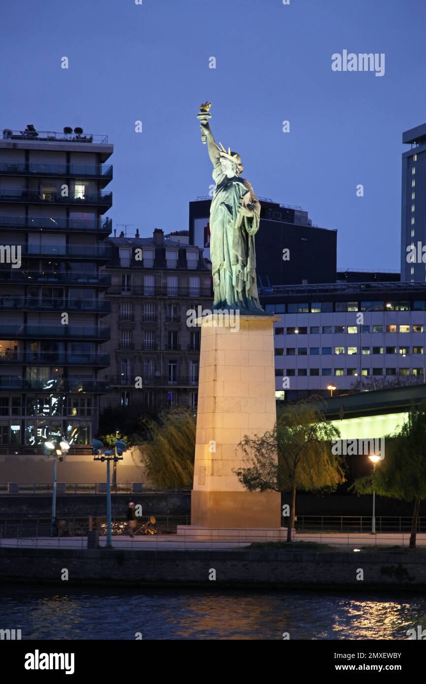 Freiheitsstatue am Île aux Cygnes, seine in Paris, Frankreich Stockfoto