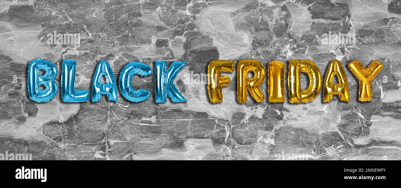 Phrase SCHWARZER FREITAG aus Buchstaben aus Folienballon auf grauem Steinhintergrund. Bannerdesign Stockfoto