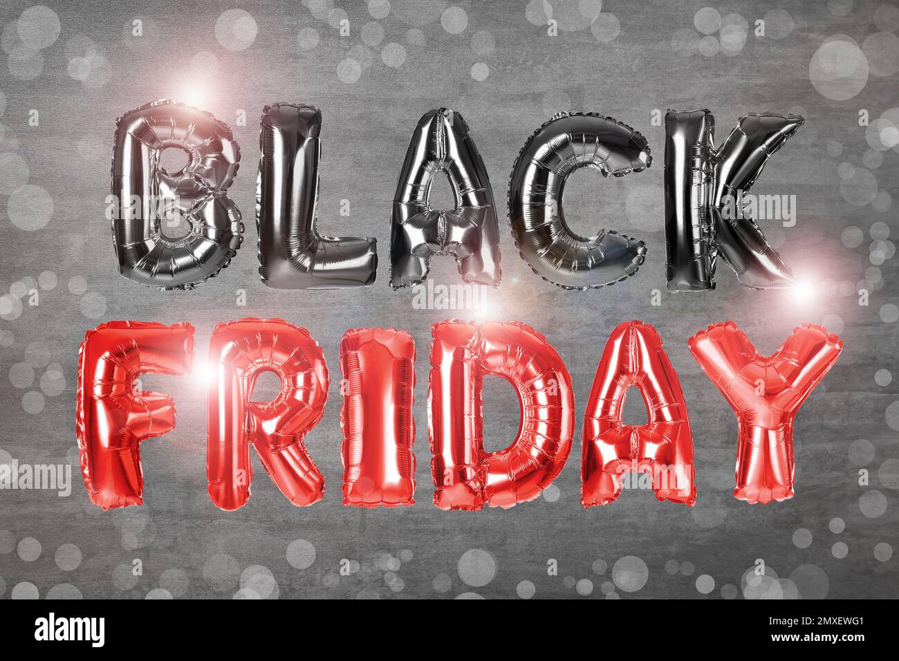 Phrase SCHWARZER FREITAG aus Buchstaben aus Folienballon auf grauem Hintergrund Stockfoto