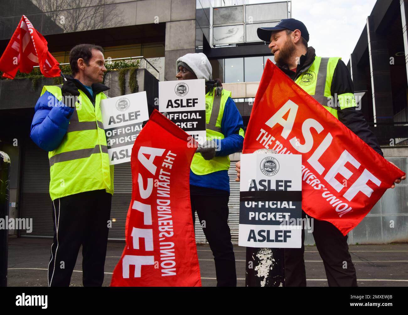 London, Großbritannien. 3. Februar 2023 ASLEF-Streikposten vor Euston Station, während die Zugfahrer ihren Streik fortsetzen. Stockfoto