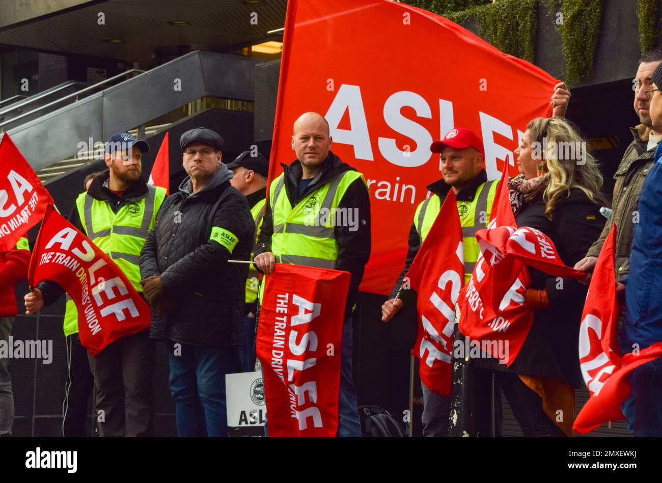 London, Großbritannien. 3. Februar 2023 ASLEF-Streikposten vor Euston Station, während die Zugfahrer ihren Streik fortsetzen. Stockfoto