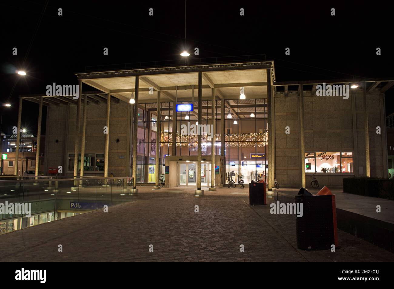 Zutphen, Niederlande - 27. Januar 2023: Eingang des Bahnhofs von Zutphen bei Nacht Stockfoto