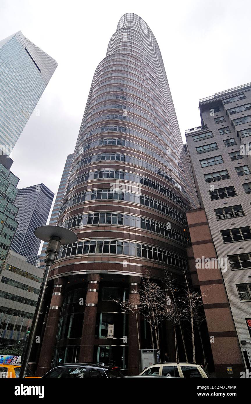 Atemberaubende Aussicht auf das Lipstick Building, ein Wolkenkratzer in New York City. Sein schlankes, zylindrisches Design mit Glasfassade macht ihn zu einem Wahrzeichen Stockfoto