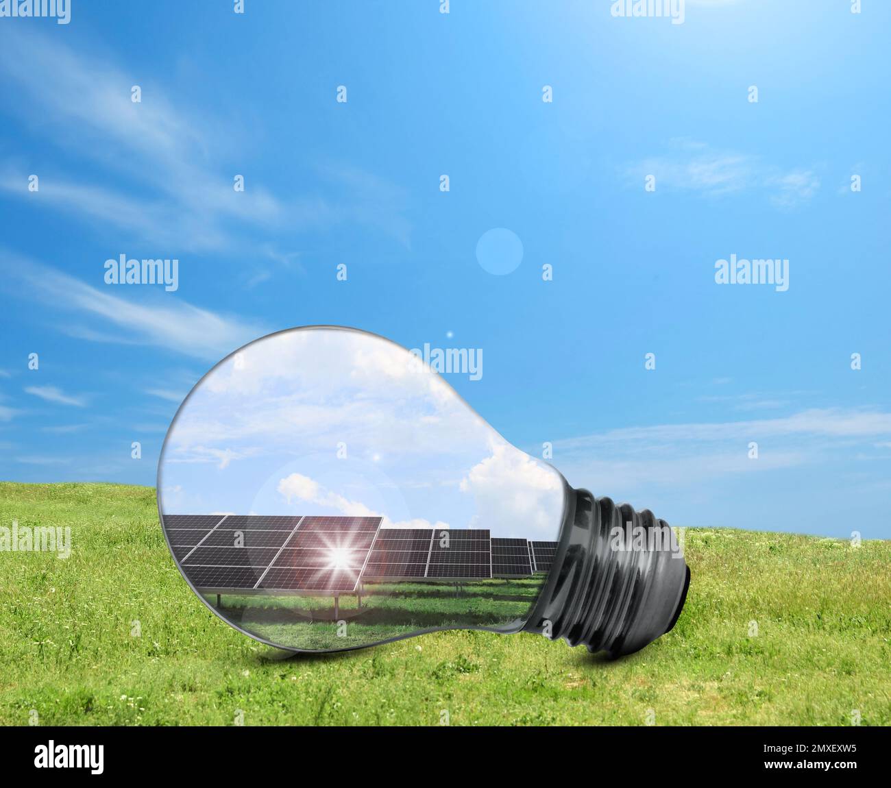 Alternative Energiequelle. Glühlampe mit Solarmodulen im Freien Stockfoto