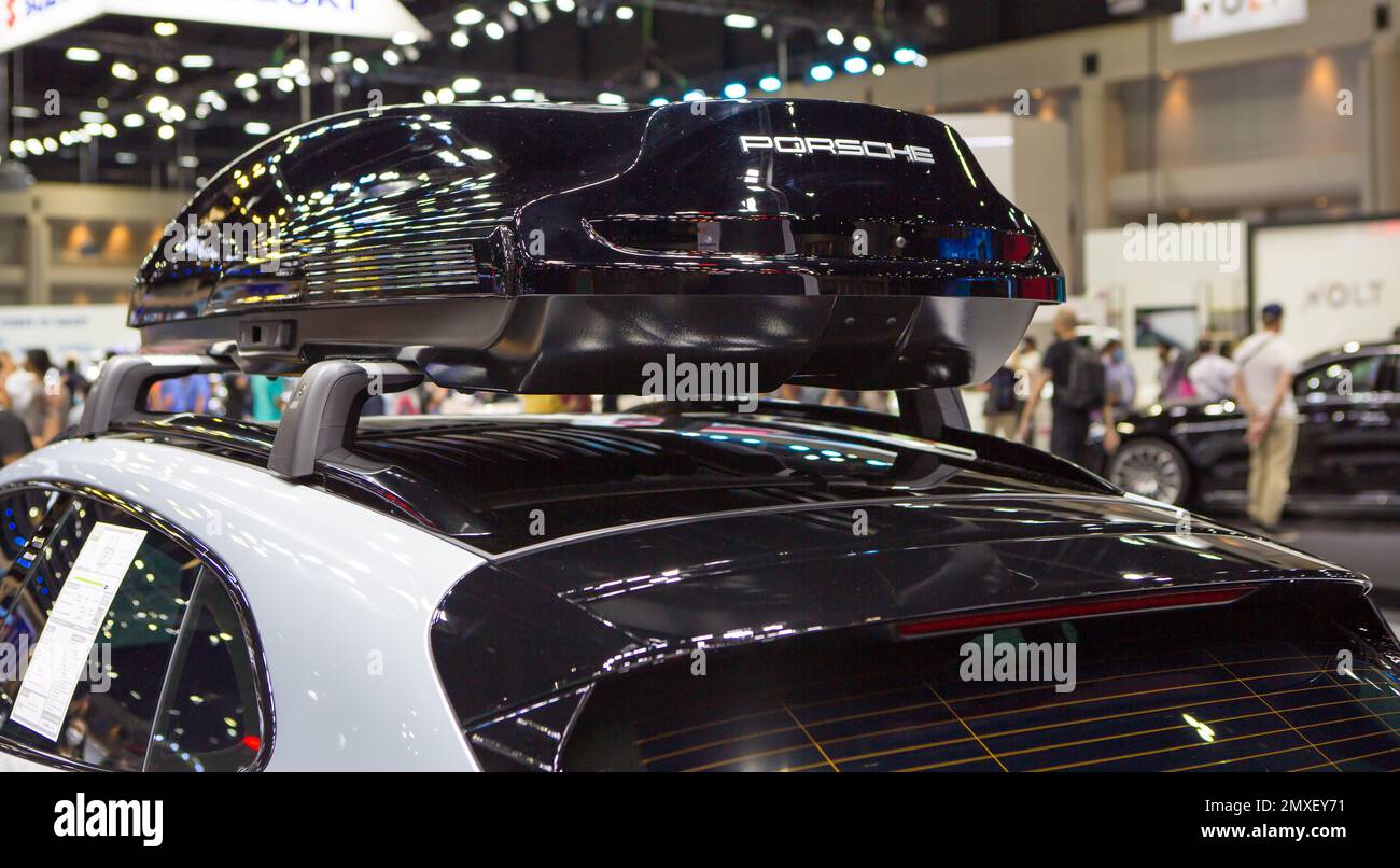 Bangkok, Thailand - 7. Dezember 2022: Dachgepäckträger mit Porsche Taycan 4S, vorgestellt auf der Motor Expo 2022 Stockfoto