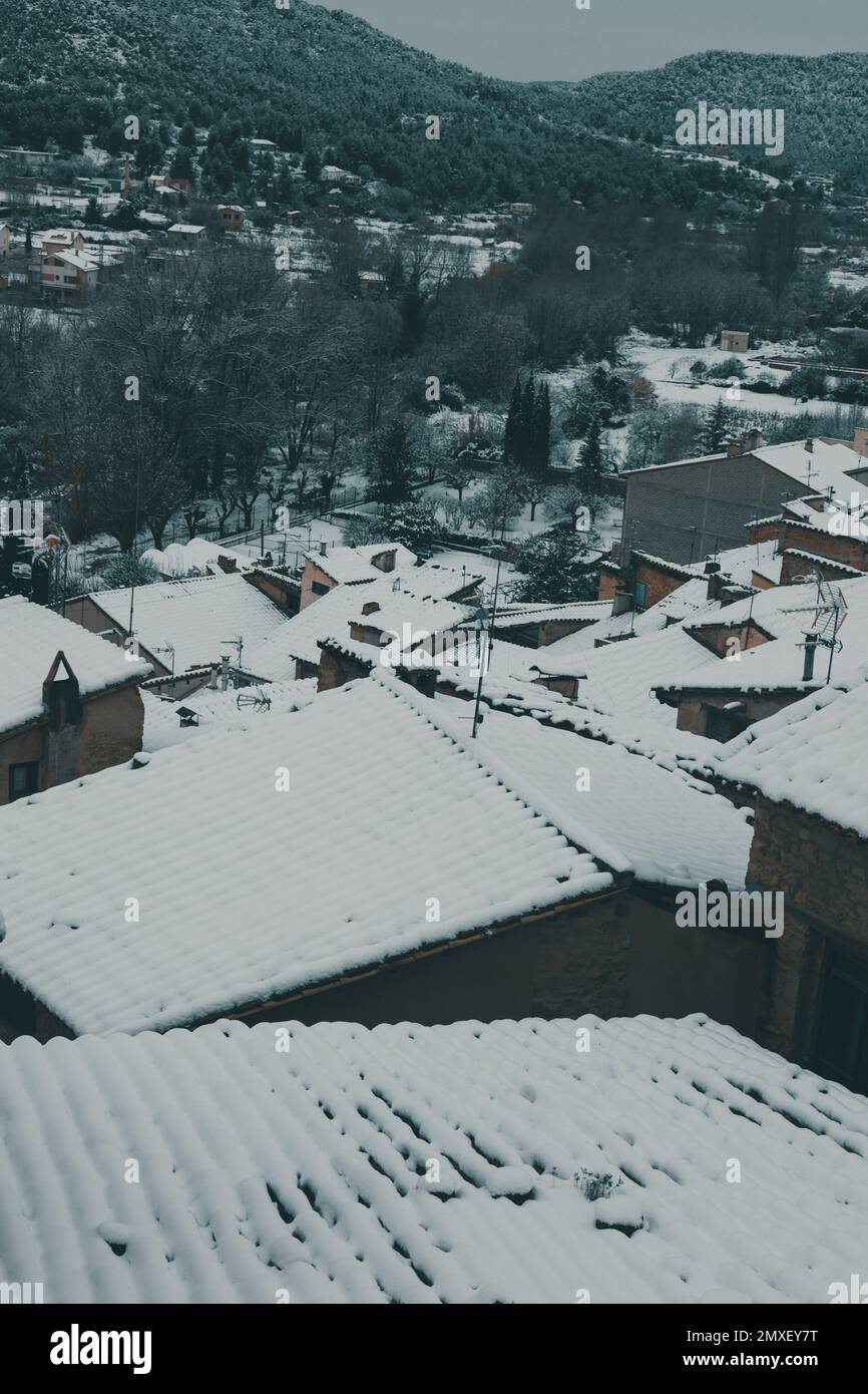 Blick auf das Dorf Valderrobres in der Provinz Teruel mit dem ersten Schnee. Stockfoto