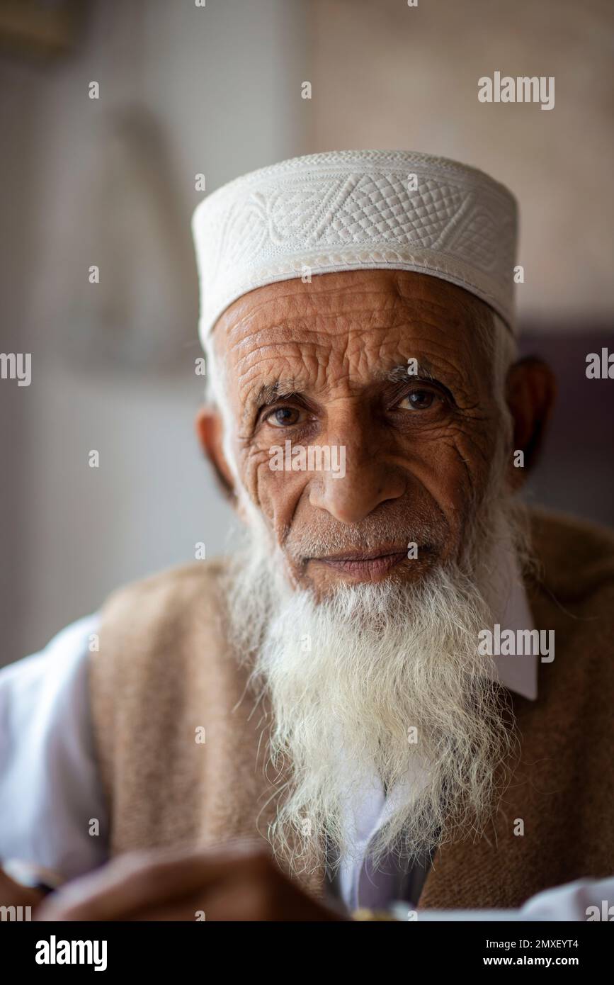 Alter Verkäufer von Wollschals mit weißem Bart und weißem Hut, Islampur, SWAT Valley, Pakistan Stockfoto