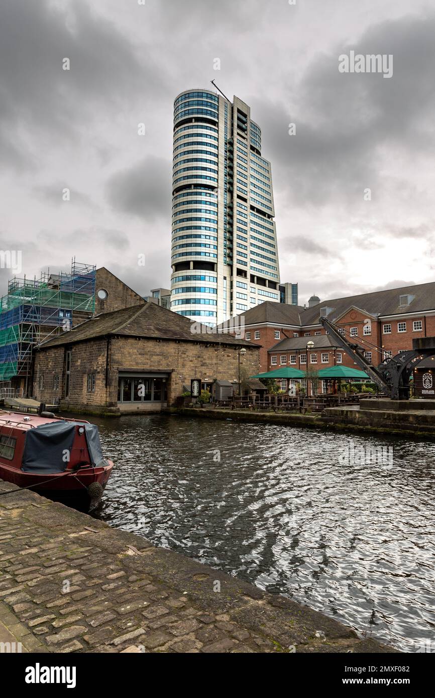 LEEDS, GROSSBRITANNIEN - 2. FEBRUAR 2023. . Das Wolkenkratzer-Gebäude Bridgewater Place ragt über den Leeds zum Liverpool Canal in Granary Wharf in Leeds City Stockfoto