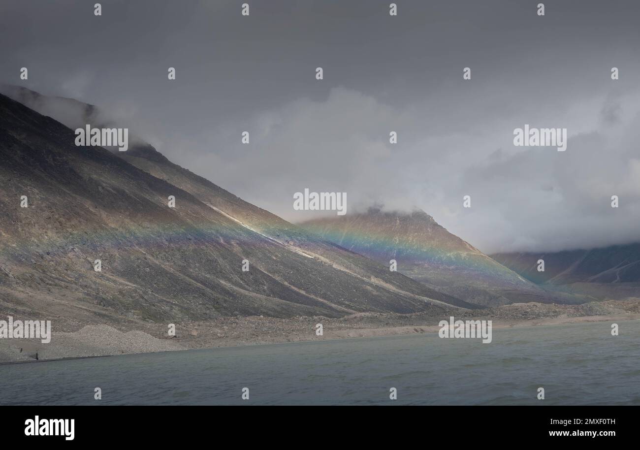 Bergsee. Akshauyk Pass, Buffininsel mit Regenbogen Stockfoto