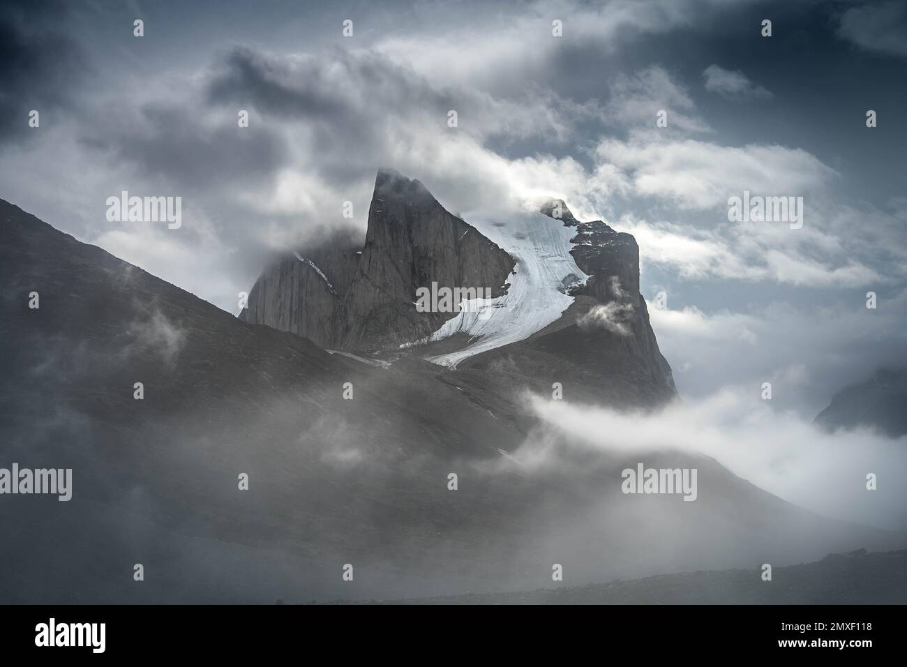 Breidablik Peak und Mt. Thor vom Akshayak Pass aus gesehen, Baffin Island Stockfoto