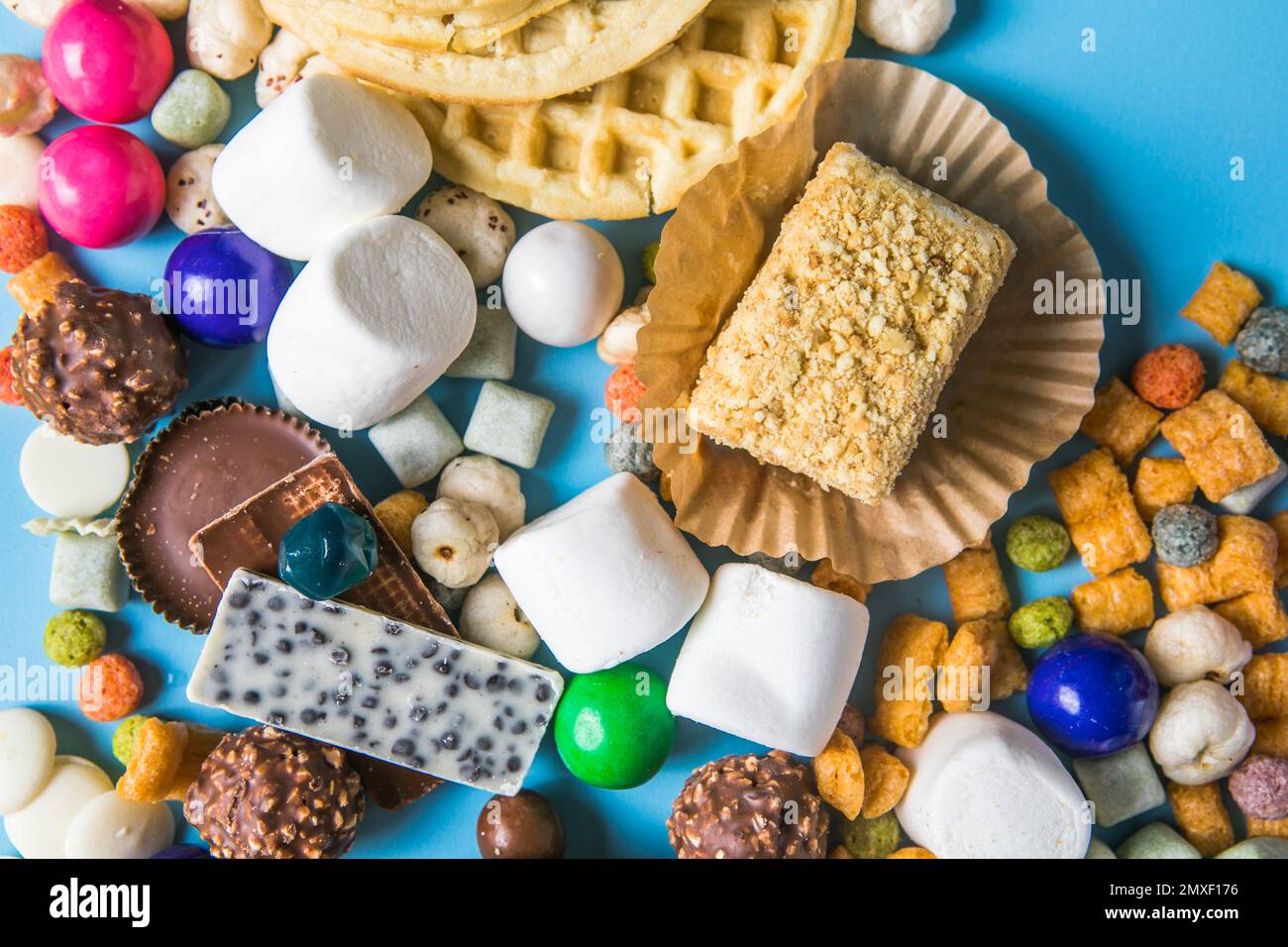 Ungesunde Produkte. Essen schlecht für Abbildung, Haut, Herz und Zähne. Sortiment von schnellen Kohlenhydrate essen mit Süßigkeiten Stockfoto