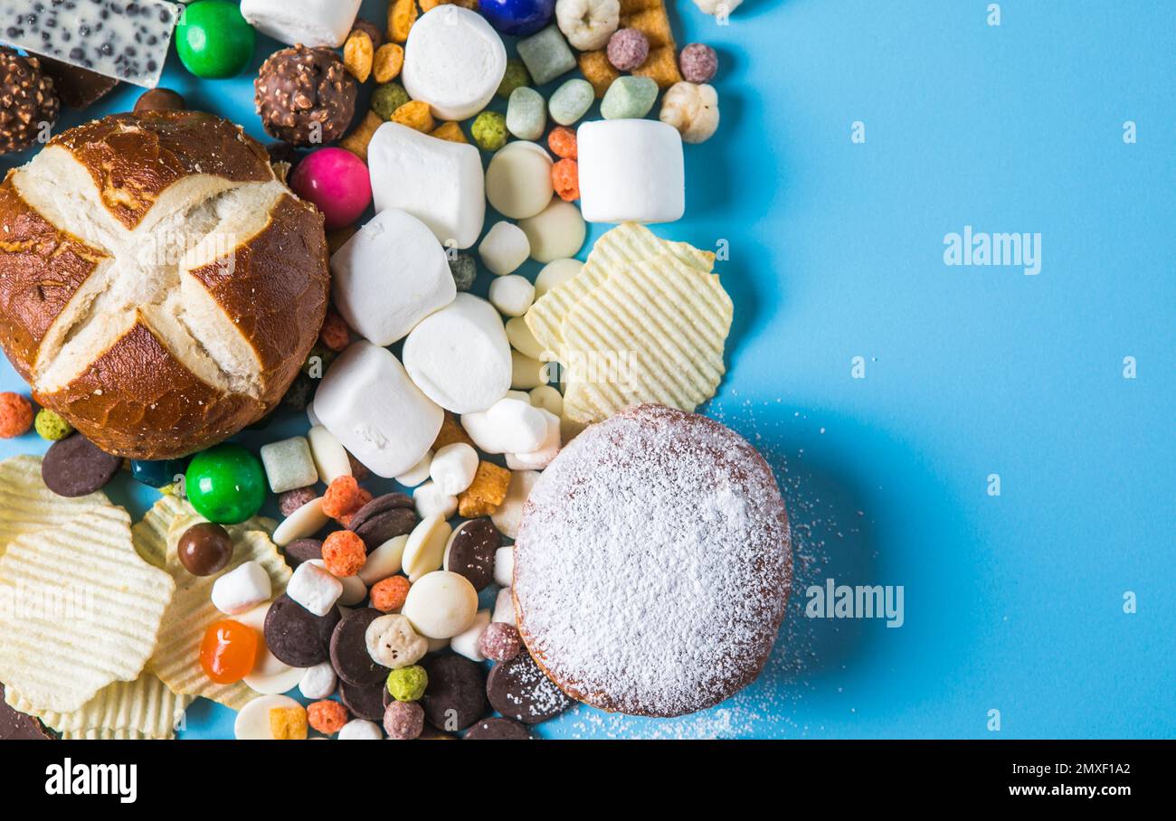 Ungesunde Produkte. Essen schlecht für Abbildung, Haut, Herz und Zähne. Sortiment von schnellen Kohlenhydrate essen mit Süßigkeiten Stockfoto