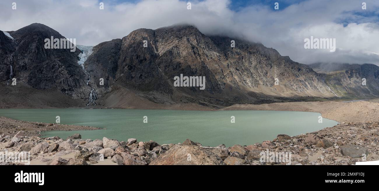 Summit Lake, Akshayuk Pass, Baffin Island mit Bergen im Hintergrund Stockfoto