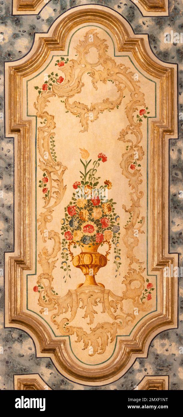 MONOPOLI, ITALIEN - 5. MÄRZ 2022: Das barocke dekorative Gemälde aus Blumen auf dem Holz in der Kathedrale - Basilika di Maria Santissima della Madia. Stockfoto