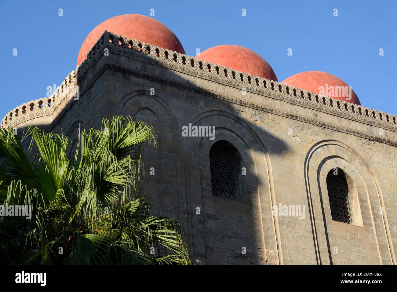 Die roten Kuppeln der Kirche San Cataldo in byzantinischer und arabisch-normannischer Architektur in der Nähe des Martorana auf der Piazza Bellini und der Skyline von Palermo Stockfoto